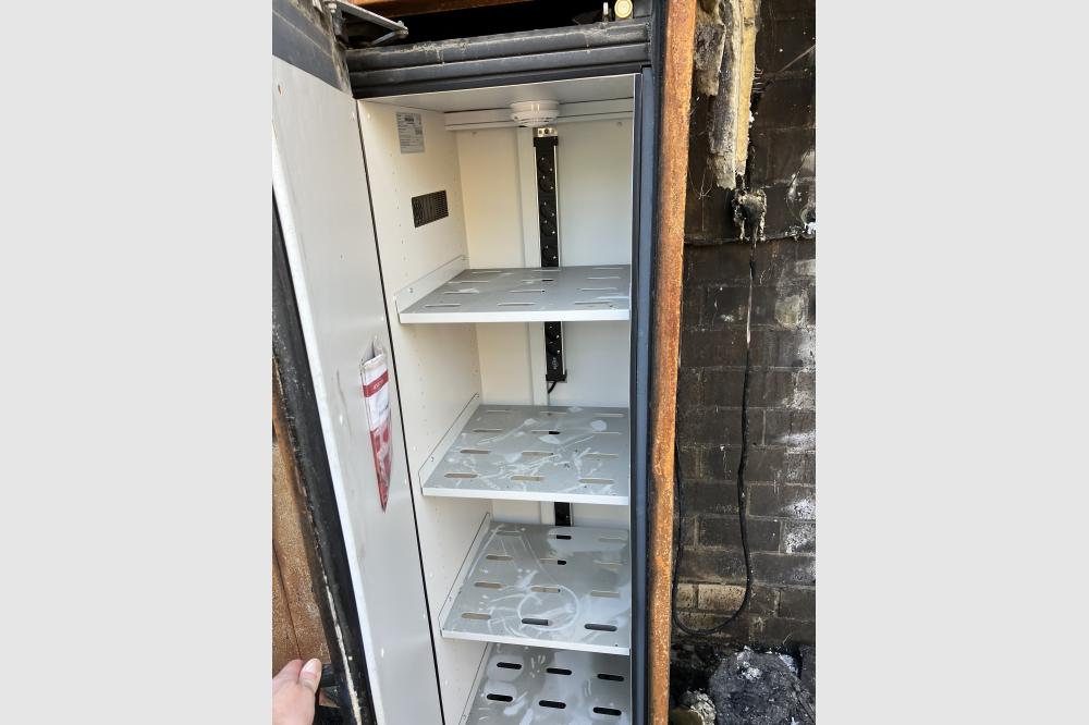 Akku-Ladeschrank von DENIOS &uuml;bersteht Gro&szlig;brand